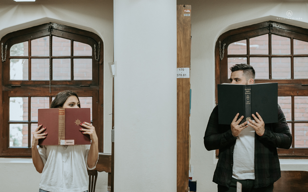 ensaio casal na faculdade, biblioteca, sala e corredores. Mackenzie local do primeiro encontro