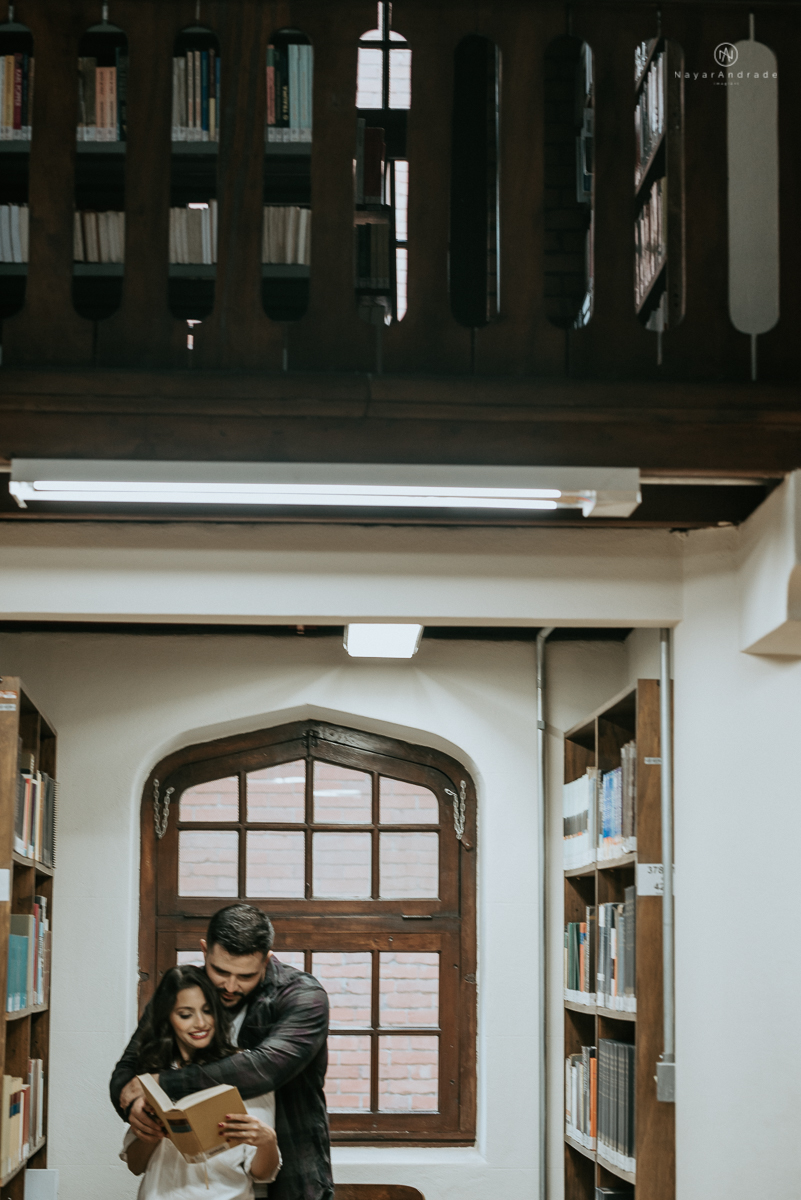 ensaio casal na faculdade, biblioteca, sala e corredores. Mackenzie local do primeiro encontro