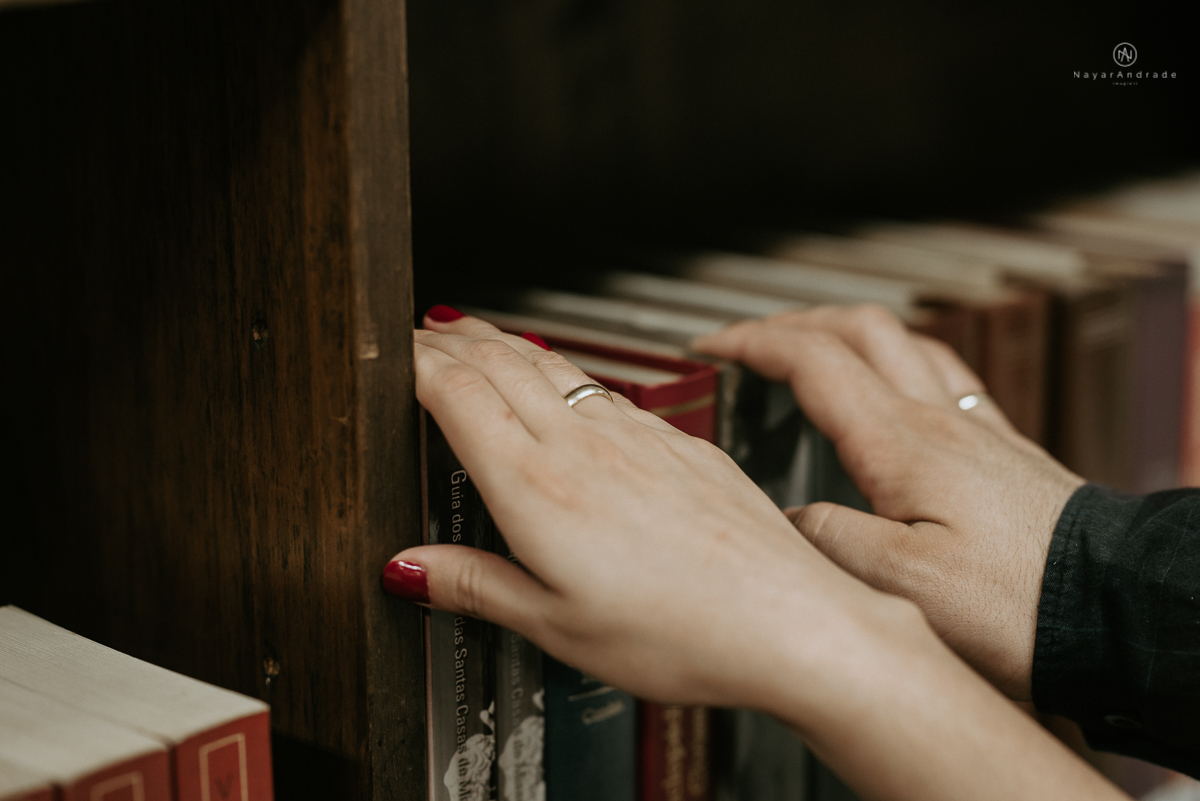 ensaio casal na faculdade, biblioteca, sala e corredores. Mackenzie local do primeiro encontro