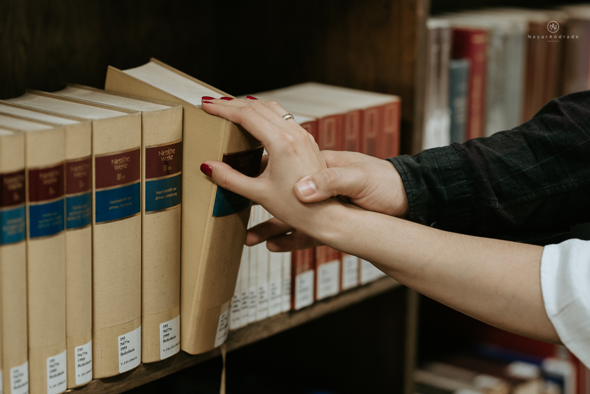 ensaio casal na faculdade, biblioteca, sala e corredores. Mackenzie local do primeiro encontro