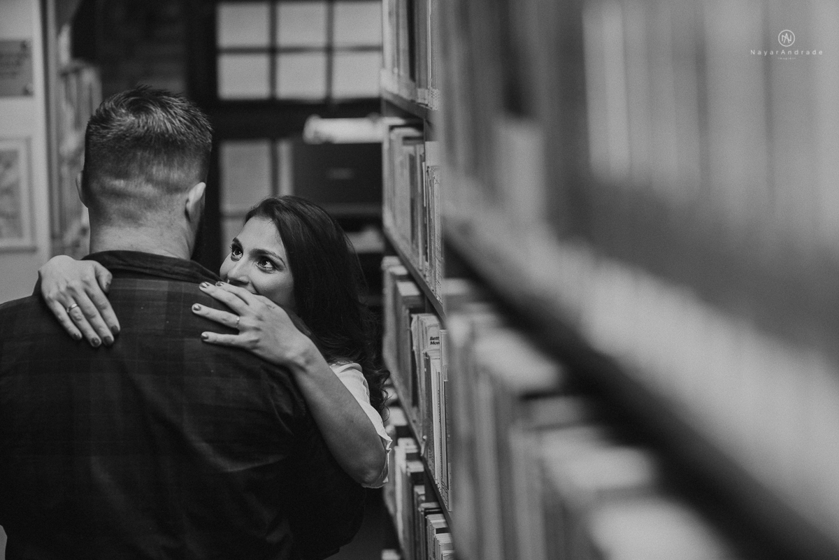 ensaio casal na faculdade, biblioteca, sala e corredores. Mackenzie local do primeiro encontro
