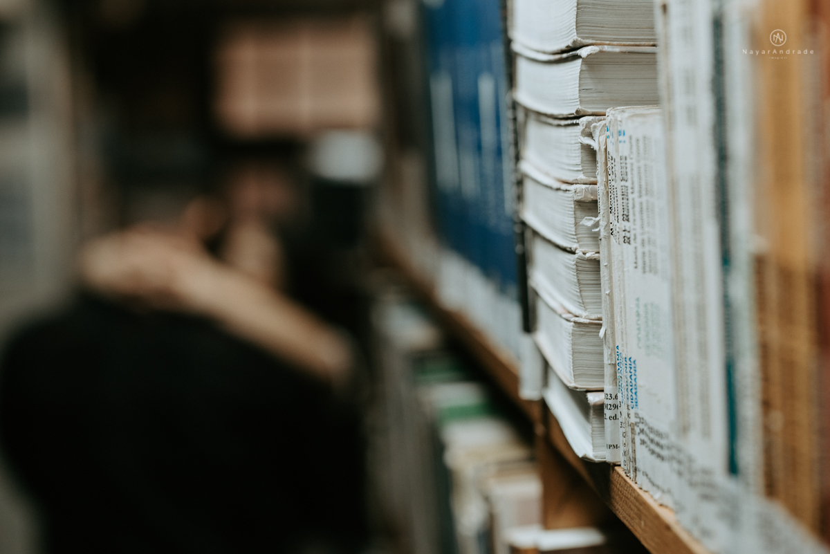 ensaio casal na faculdade, biblioteca, sala e corredores. Mackenzie local do primeiro encontro