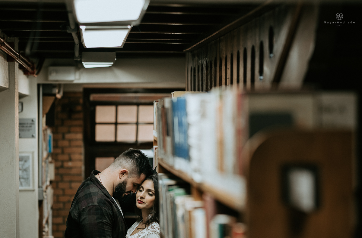 ensaio casal na faculdade, biblioteca, sala e corredores. Mackenzie local do primeiro encontro