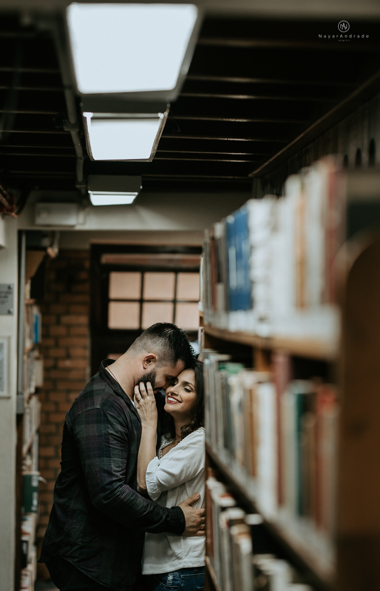ensaio casal na faculdade, biblioteca, sala e corredores. Mackenzie local do primeiro encontro