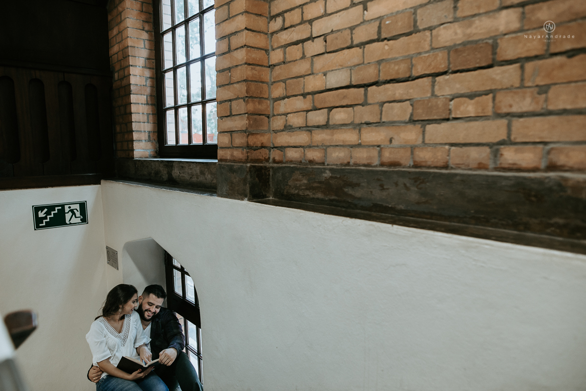 ensaio casal na faculdade, biblioteca, sala e corredores. Mackenzie local do primeiro encontro