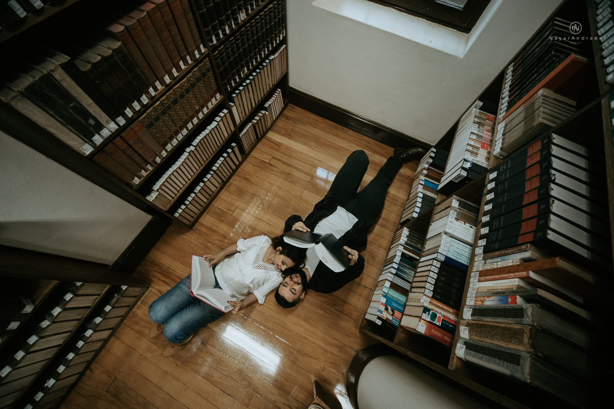 ensaio casal na faculdade, biblioteca, sala e corredores. Mackenzie local do primeiro encontro