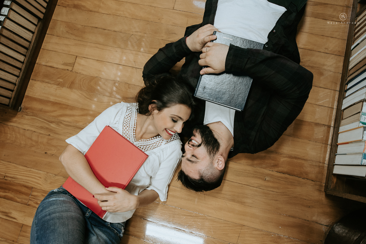 ensaio casal na faculdade, biblioteca, sala e corredores. Mackenzie local do primeiro encontro