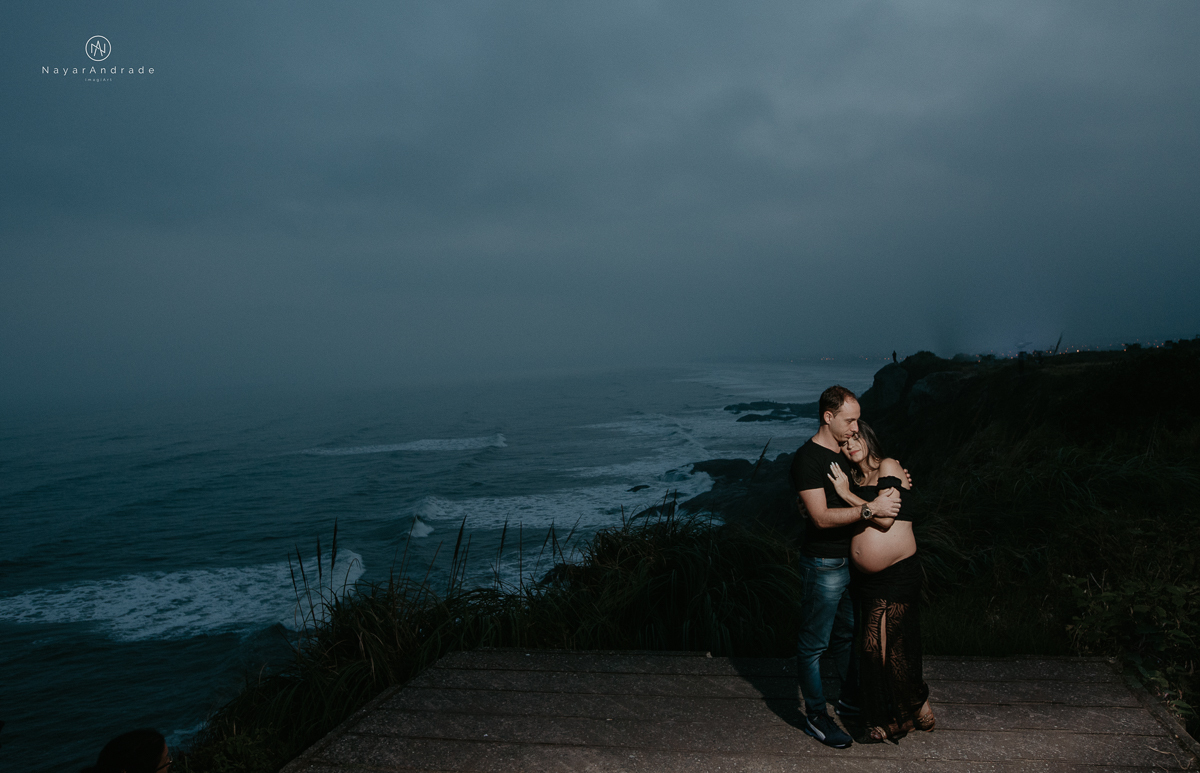 ensaio gestante original com ideia diferente, noturno na praia com ondas