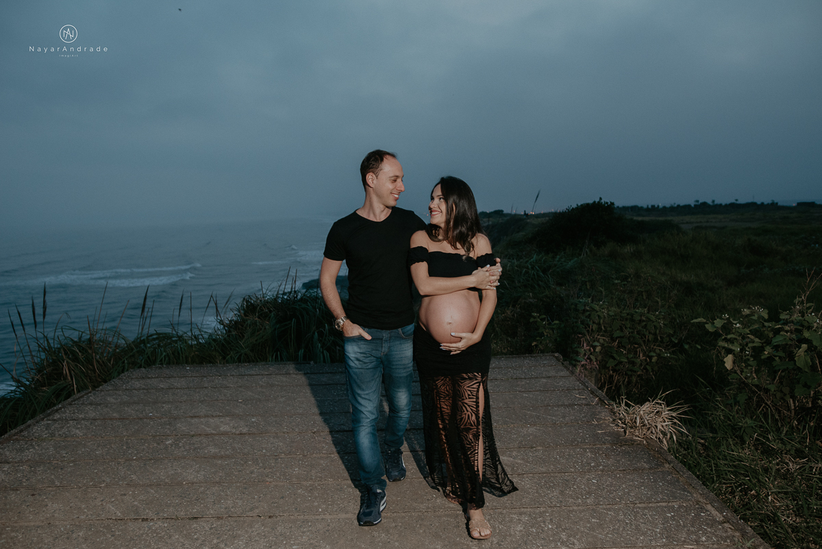 ensaio gestante noturno na praia com ondas