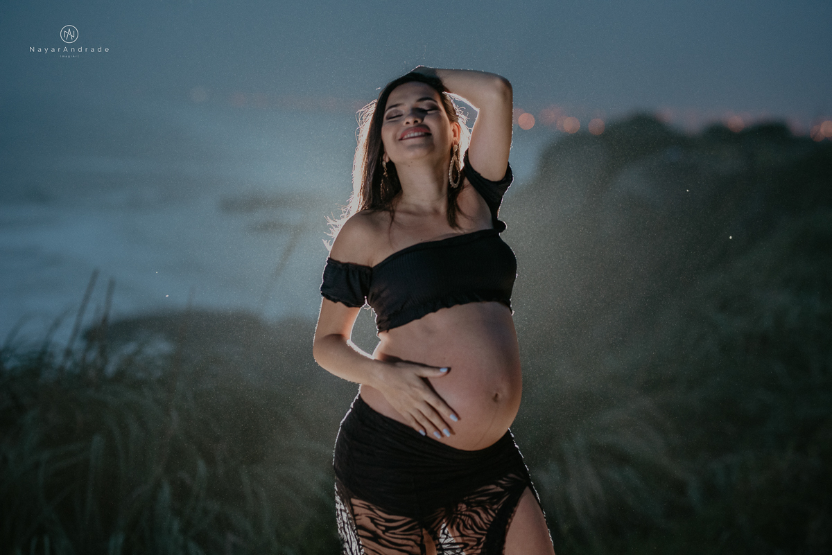 ensaio gestante noturno na praia com ondas