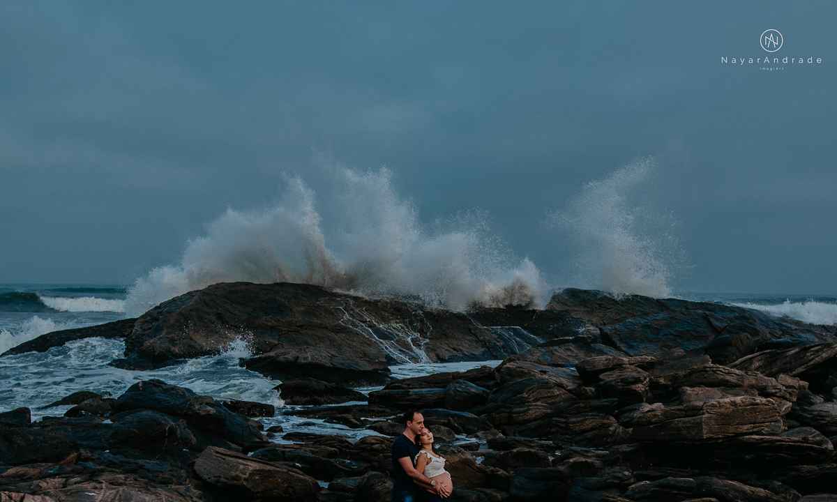 ensaio gestante original com ideia diferente, noturno na praia com ondas