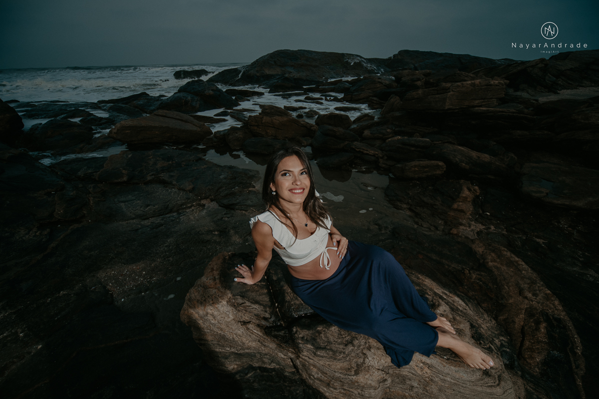 ensaio gestante original com ideia diferente, noturno na praia com ondas