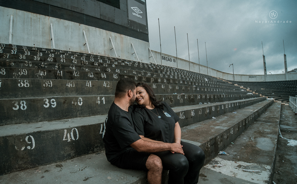 Ensaio casal que ama futebol no santos futebol clube time do coração. Casal santista  apaixonado no campo de futebol