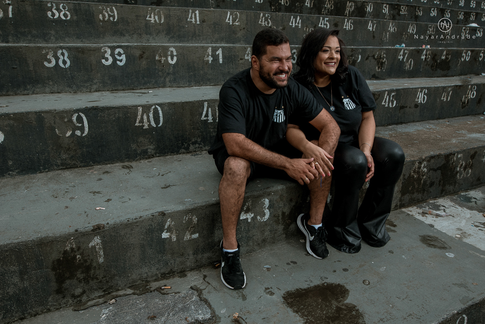 Ensaio casal que ama futebol no santos futebol clube time do coração. Casal santista  apaixonado no campo de futebol