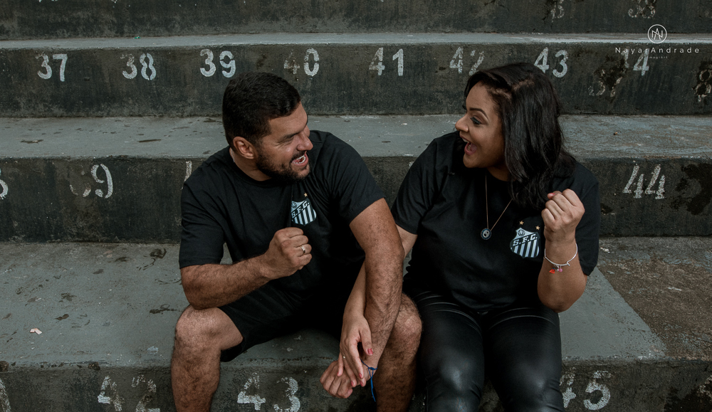Ensaio casal que ama futebol no santos futebol clube time do coração. Casal santista  apaixonado no campo de futebol