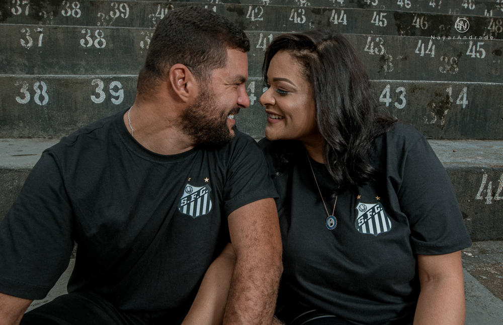 Ensaio casal que ama futebol no santos futebol clube time do coração. Casal santista  apaixonado no campo de futebol
