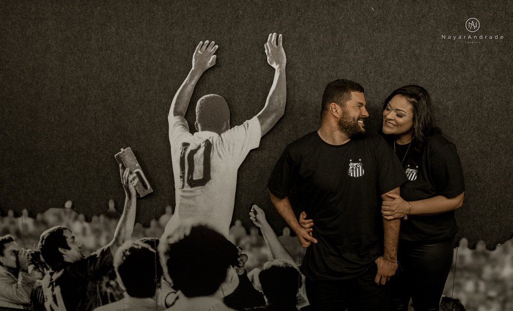 Ensaio casal que ama futebol no santos futebol clube time do coração. Casal santista  apaixonado no campo de futebol
