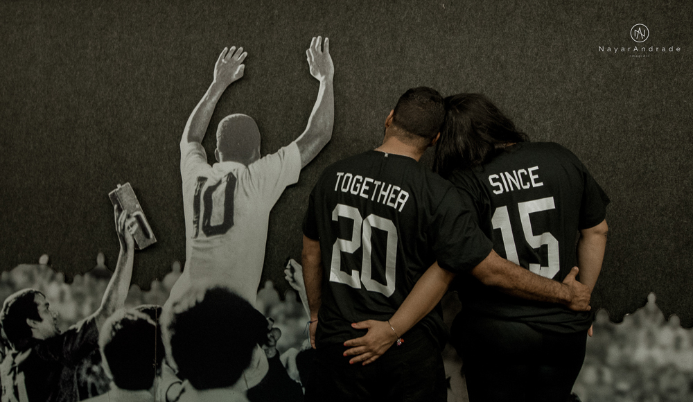 Ensaio casal que ama futebol no santos futebol clube time do coração. Casal santista  apaixonado no campo de futebol