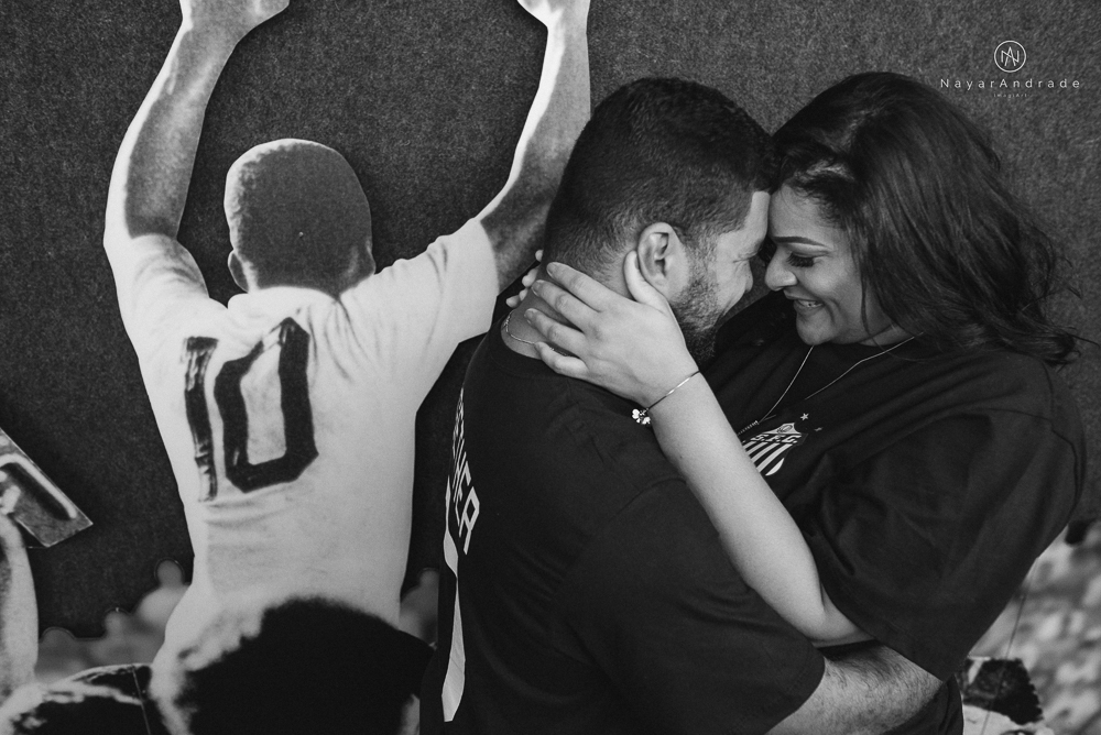 Ensaio casal que ama futebol no santos futebol clube time do coração. Casal santista  apaixonado no campo de futebol