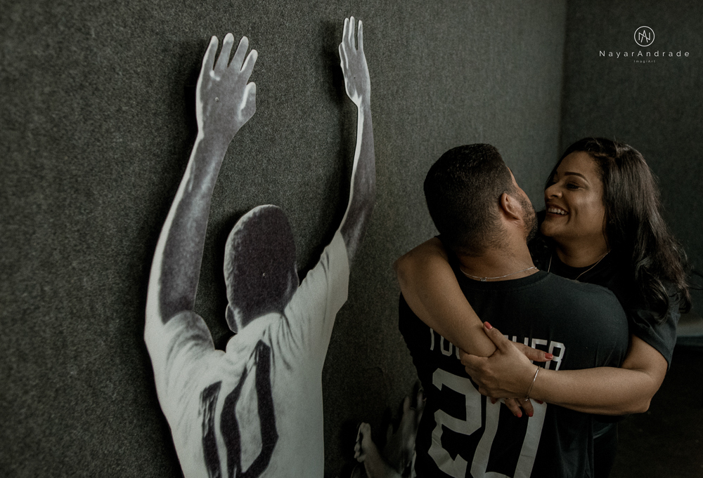 Ensaio casal que ama futebol no santos futebol clube time do coração. Casal santista  apaixonado no campo de futebol