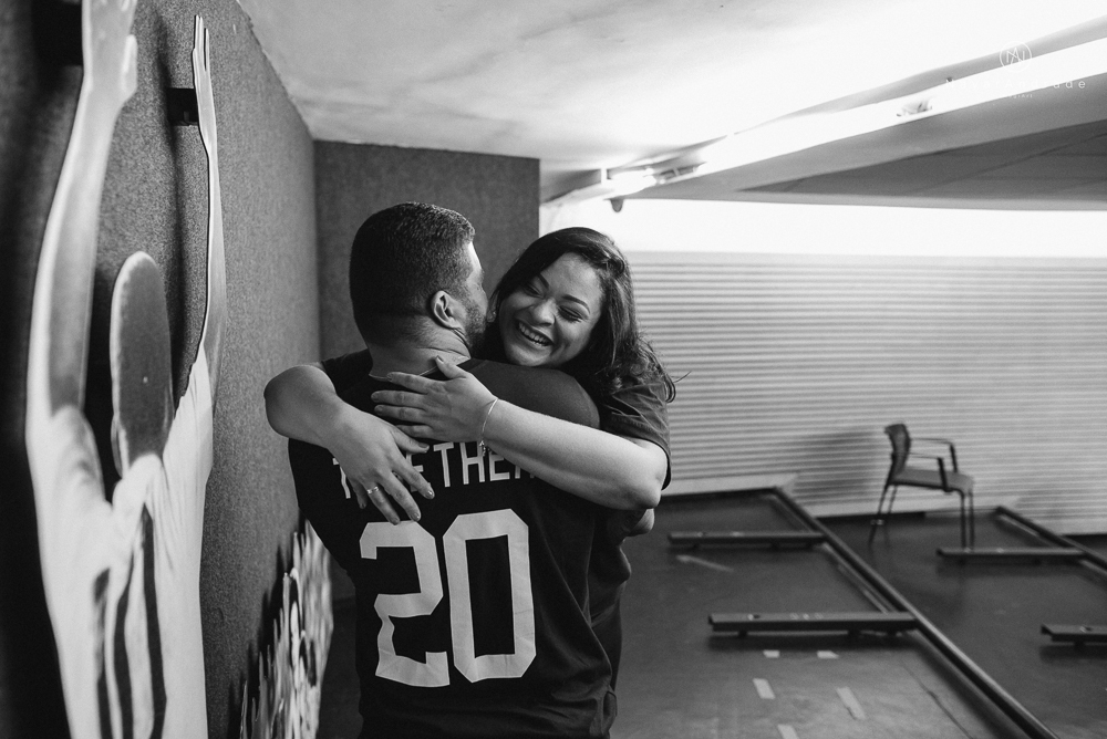 Ensaio casal que ama futebol no santos futebol clube time do coração. Casal santista  apaixonado no campo de futebol