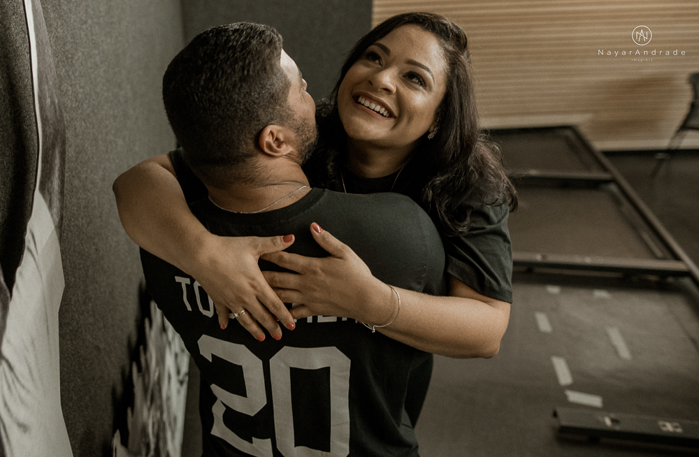 Ensaio casal que ama futebol no santos futebol clube time do coração. Casal santista  apaixonado no campo de futebol