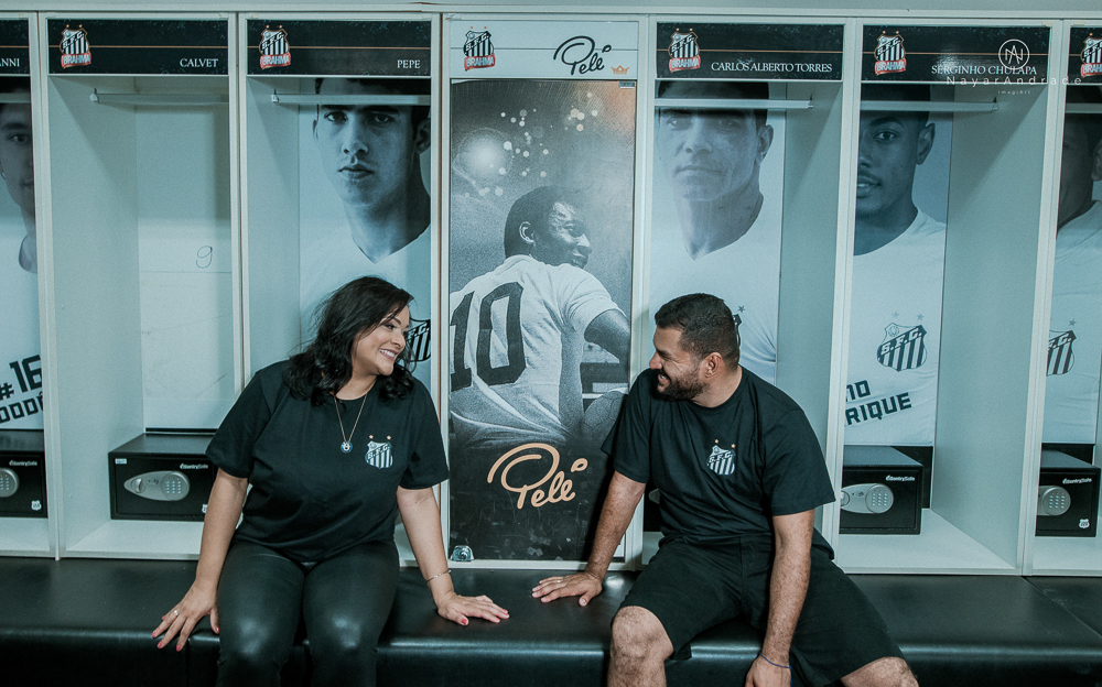 Ensaio casal que ama futebol no santos futebol clube time do coração. Casal santista  apaixonado no campo de futebol