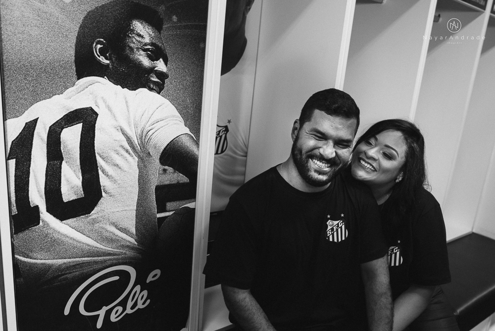 Ensaio casal que ama futebol no santos futebol clube time do coração. Casal santista  apaixonado no campo de futebol