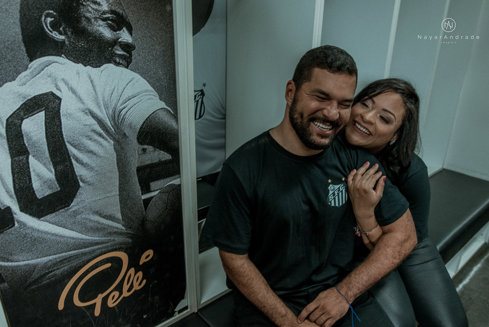 Ensaio casal que ama futebol no santos futebol clube time do coração. Casal santista  apaixonado no campo de futebol