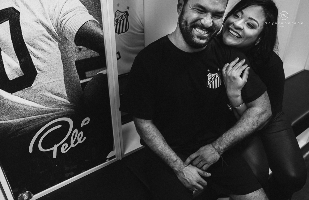 Ensaio casal que ama futebol no santos futebol clube time do coração. Casal santista  apaixonado no campo de futebol