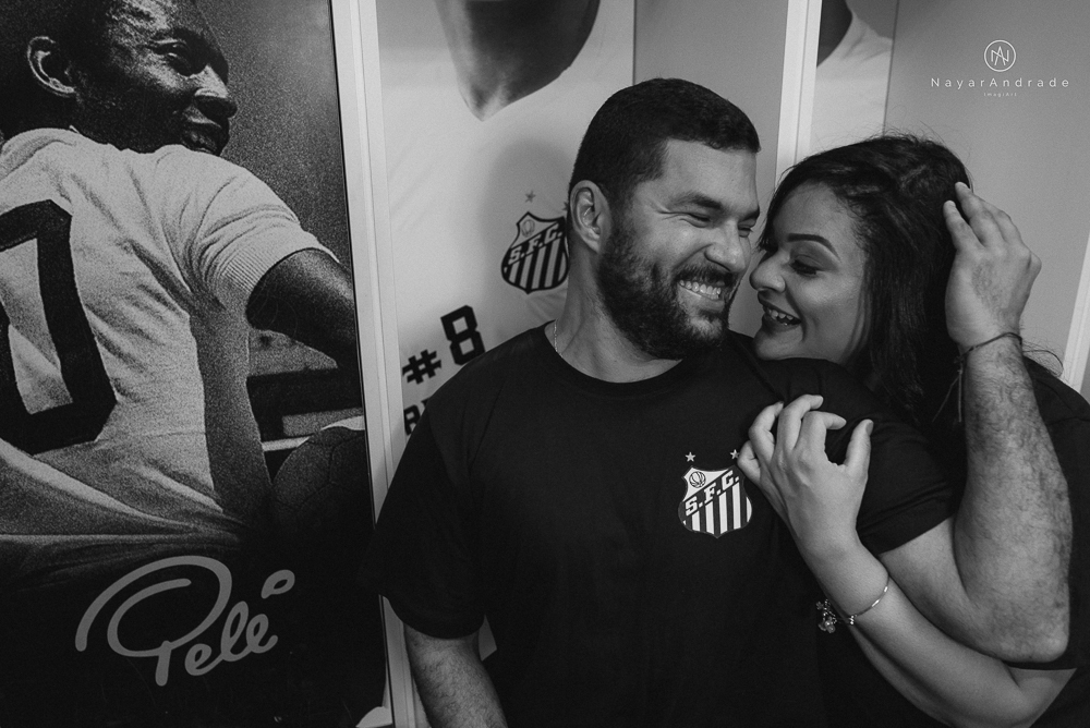 Ensaio casal que ama futebol no santos futebol clube time do coração. Casal santista  apaixonado no campo de futebol