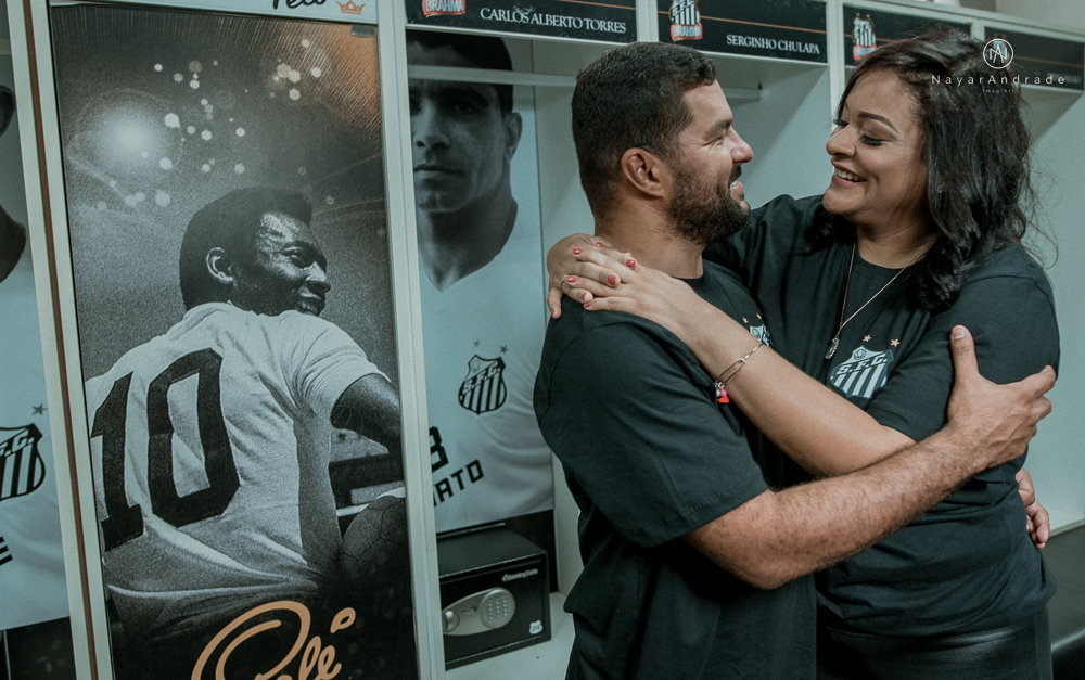 Ensaio casal que ama futebol no santos futebol clube time do coração. Casal santista  apaixonado no campo de futebol