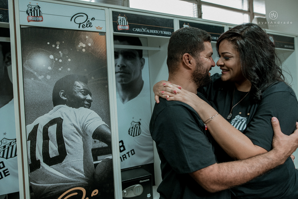 Ensaio casal que ama futebol no santos futebol clube time do coração. Casal santista  apaixonado no campo de futebol