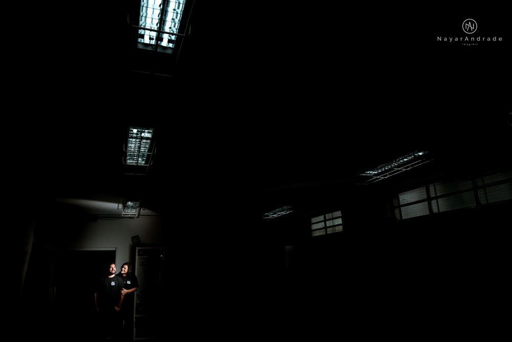 Ensaio casal que ama futebol no santos futebol clube time do coração. Casal santista  apaixonado no campo de futebol