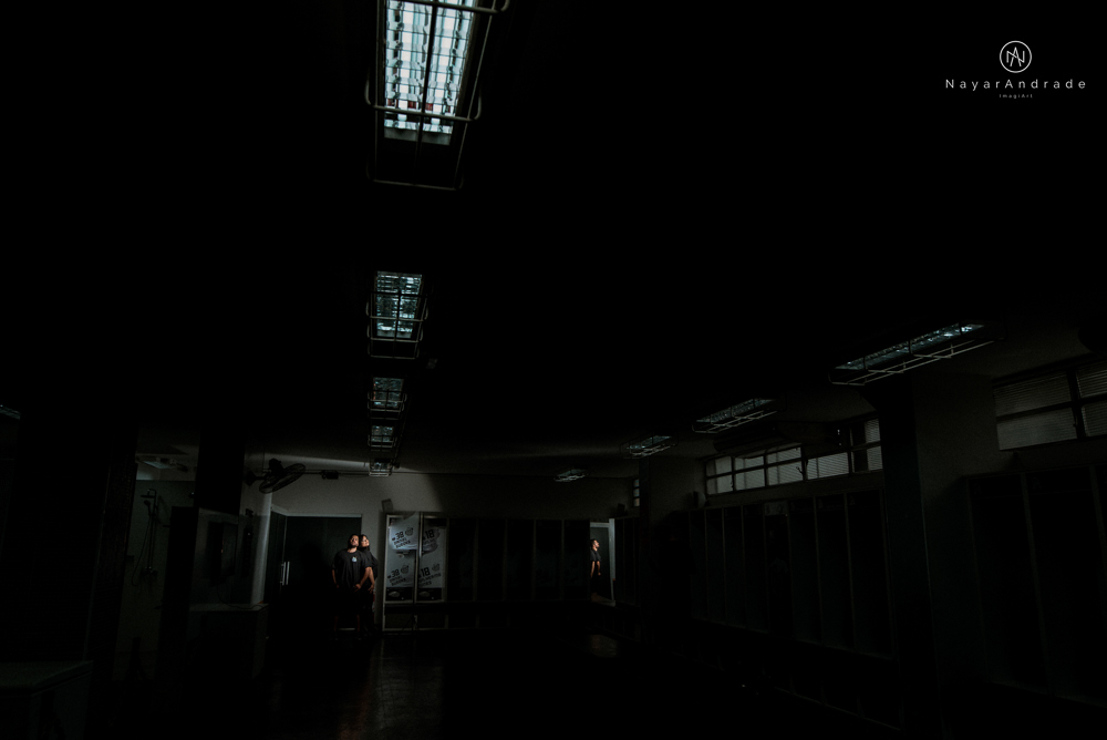 Ensaio casal que ama futebol no santos futebol clube time do coração. Casal santista  apaixonado no campo de futebol