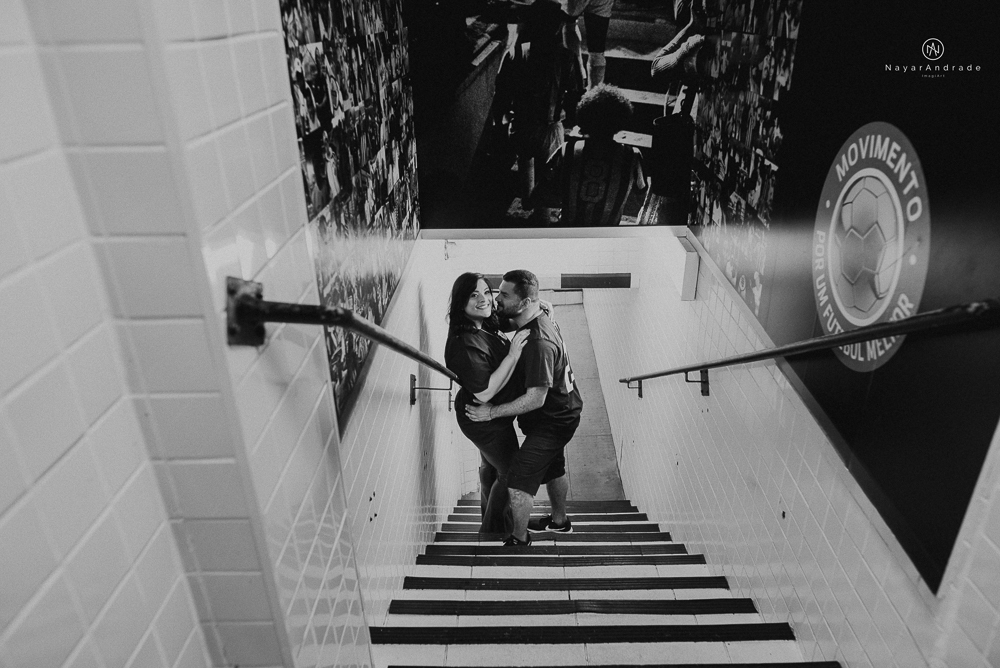 Ensaio casal que ama futebol no santos futebol clube time do coração. Casal santista  apaixonado no campo de futebol