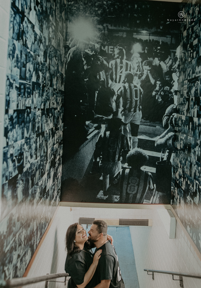 Ensaio casal que ama futebol no santos futebol clube time do coração. Casal santista  apaixonado no campo de futebol