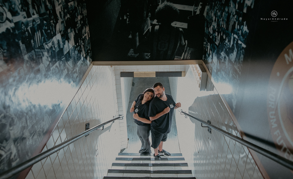 Ensaio casal que ama futebol no santos futebol clube time do coração. Casal santista  apaixonado no campo de futebol