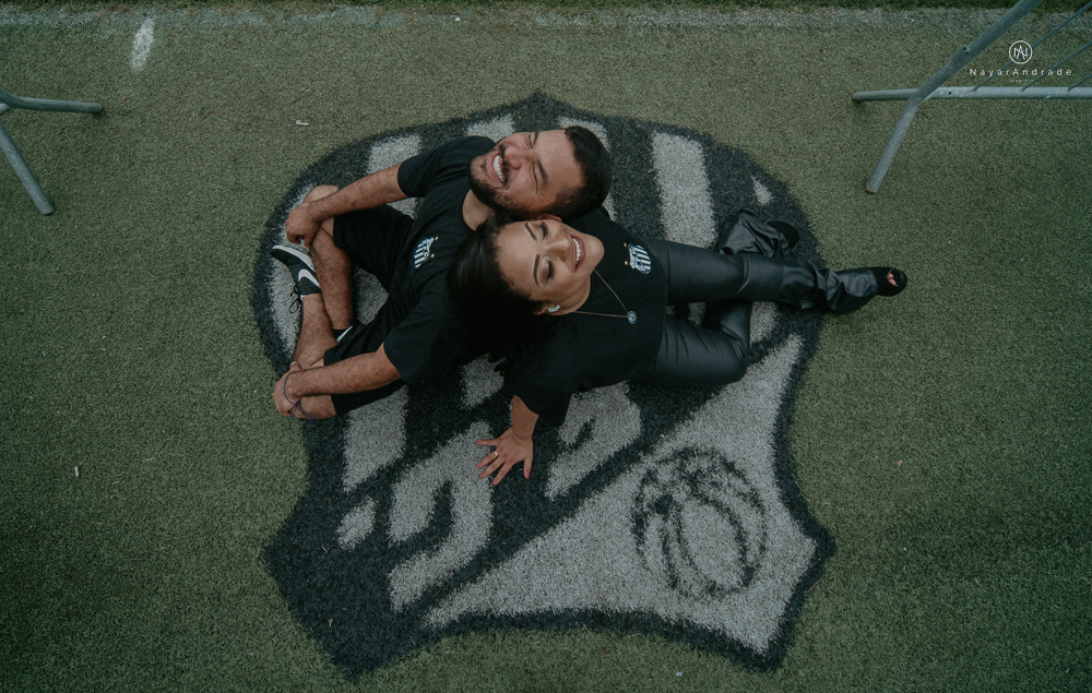 Ensaio casal que ama futebol no santos futebol clube time do coração. Casal santista  apaixonado no campo de futebol