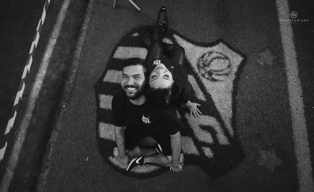 Ensaio casal que ama futebol no santos futebol clube time do coração. Casal santista  apaixonado no campo de futebol