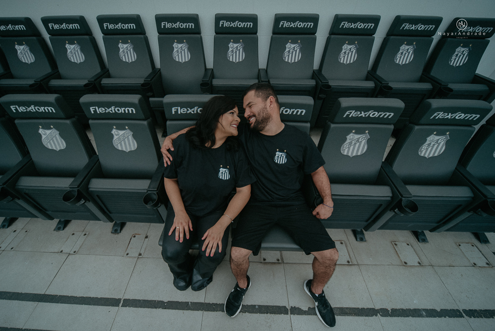 Ensaio casal que ama futebol no santos futebol clube time do coração. Casal santista  apaixonado no campo de futebol