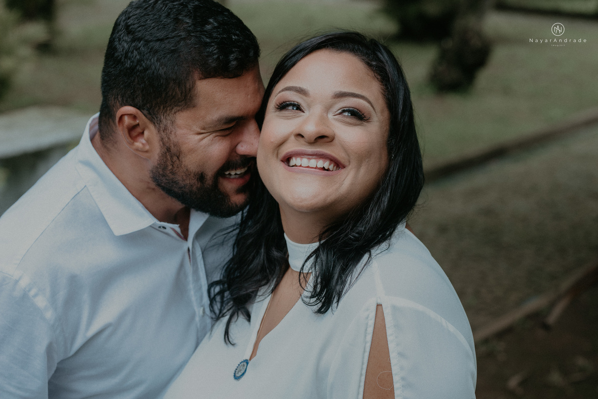 Ensaio casal que ama futebol no santos futebol clube time do coração. Casal santista  apaixonado no campo de futebol