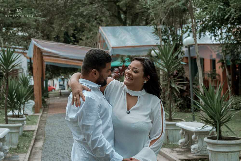 Ensaio casal que ama futebol no santos futebol clube time do coração. Casal santista  apaixonado no campo de futebol