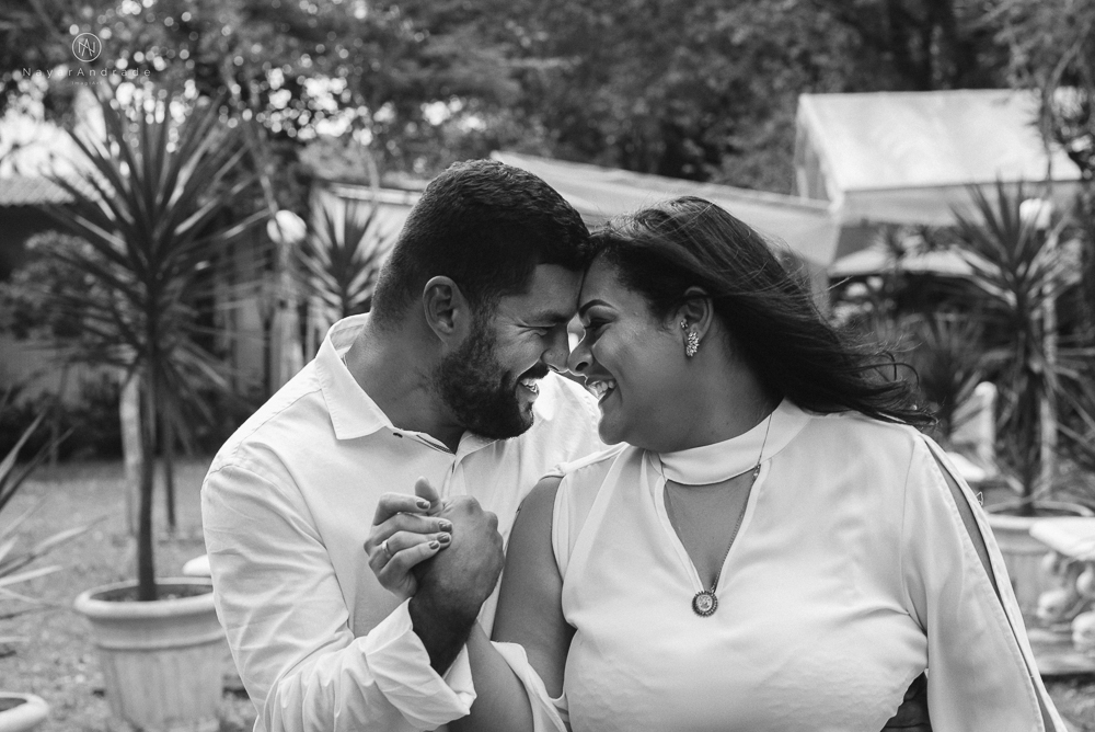 Ensaio casal que ama futebol no santos futebol clube time do coração. Casal santista  apaixonado no campo de futebol