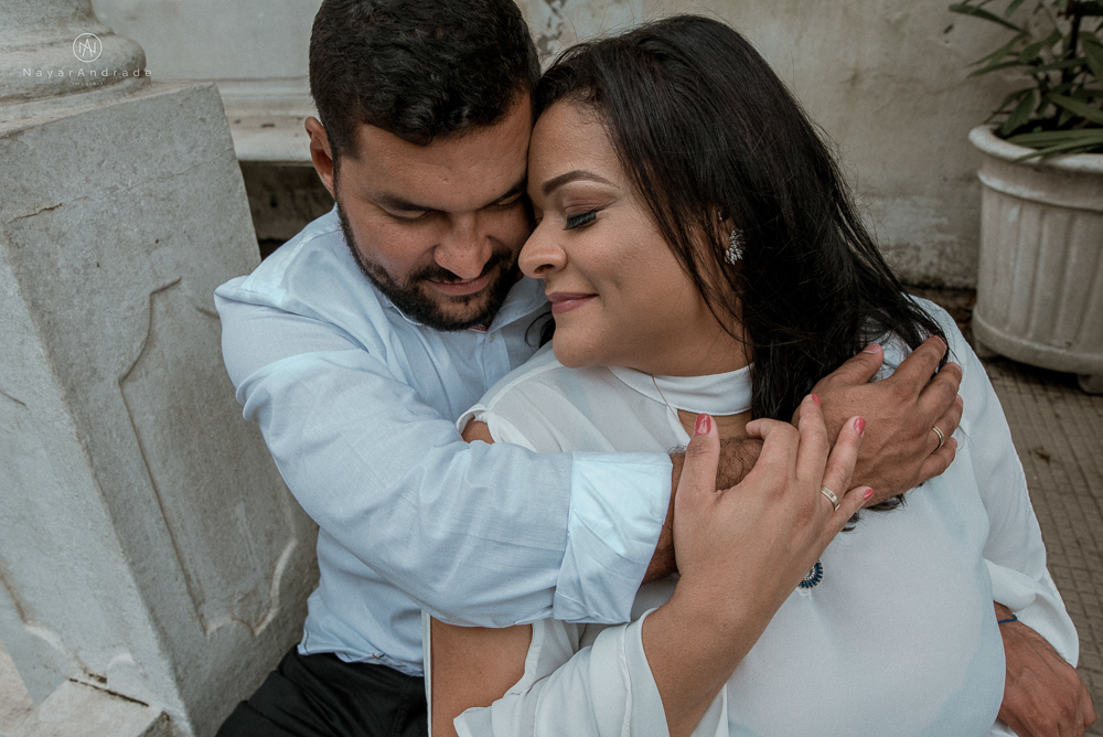 Ensaio casal que ama futebol no santos futebol clube time do coração. Casal santista  apaixonado no campo de futebol