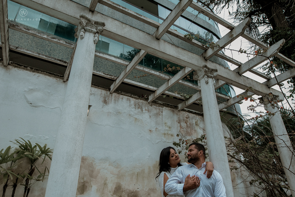 Ensaio casal que ama futebol no santos futebol clube time do coração. Casal santista  apaixonado no campo de futebol