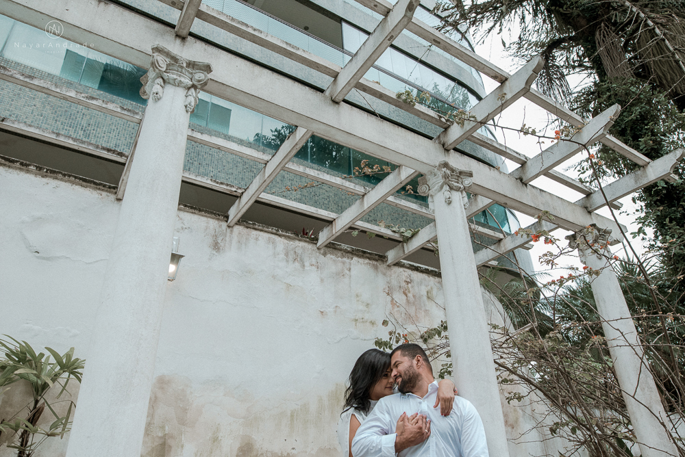 Ensaio casal que ama futebol no santos futebol clube time do coração. Casal santista  apaixonado no campo de futebol