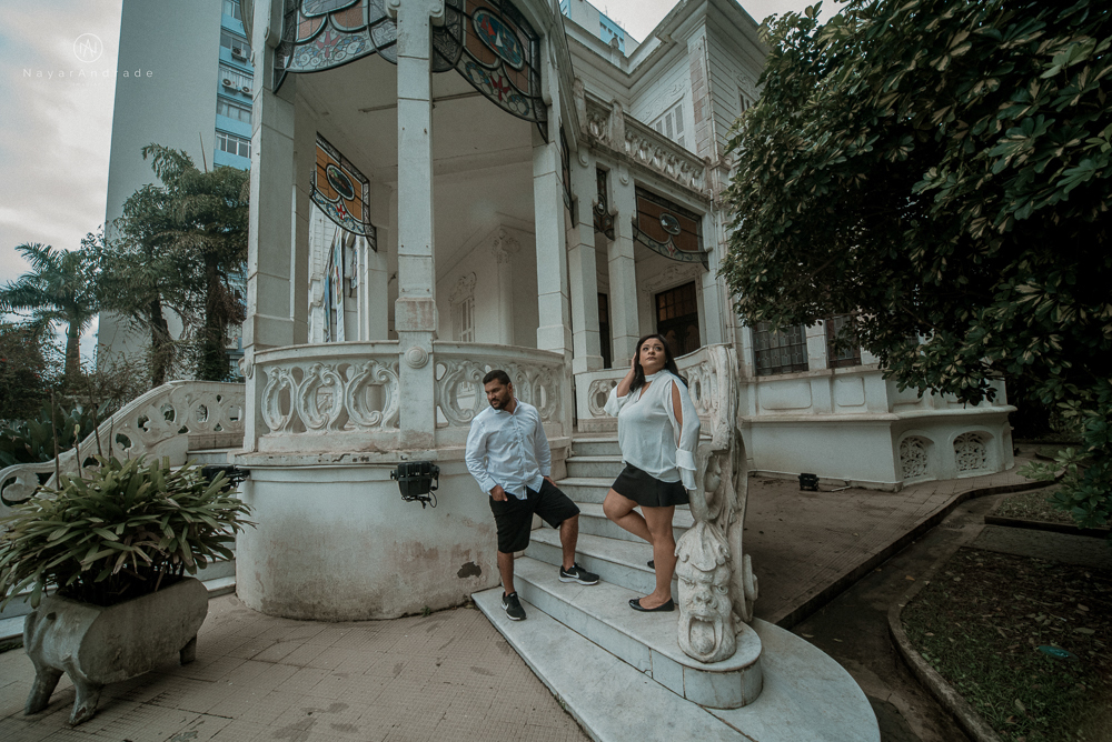 Ensaio casal que ama futebol no santos futebol clube time do coração. Casal santista  apaixonado no campo de futebol