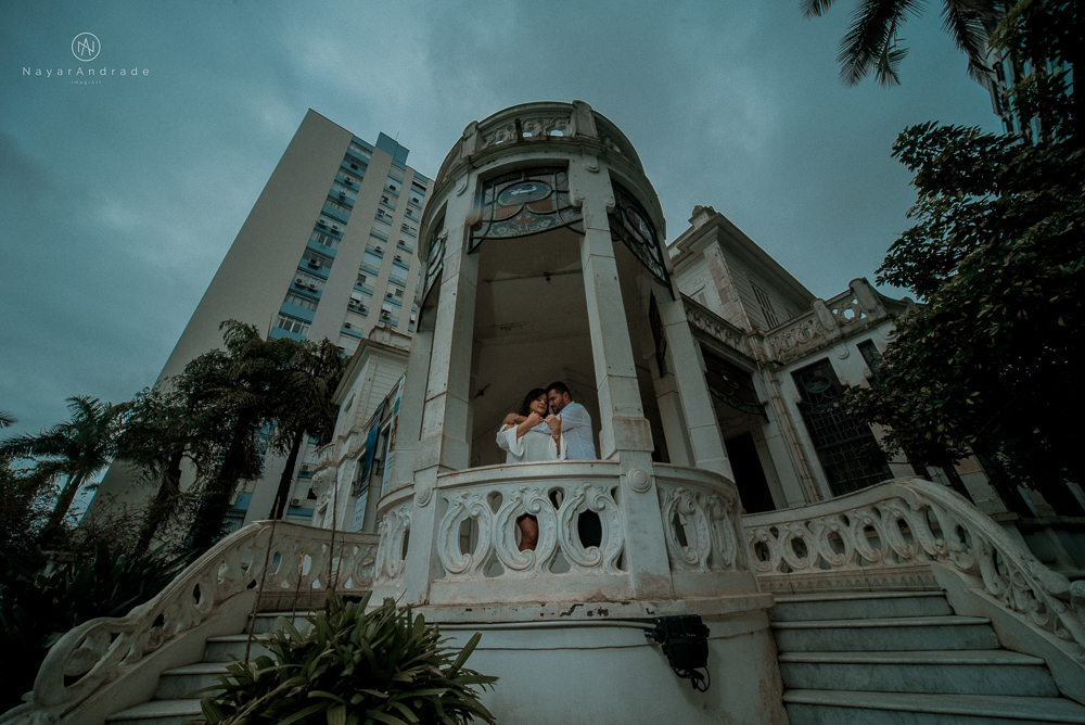 Ensaio casal que ama futebol no santos futebol clube time do coração. Casal santista  apaixonado no campo de futebol