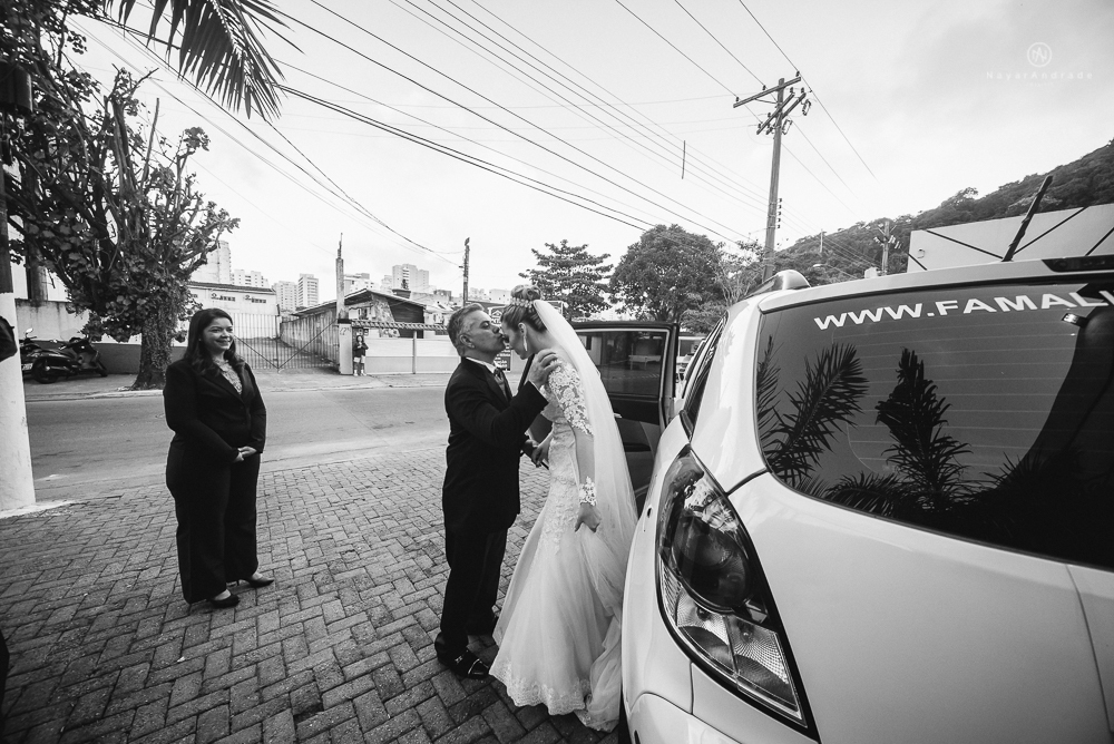 Making of de noiva no espaço lis em santos. Vestido véu e gravata e cerimonia no atmosfera no guarujá.